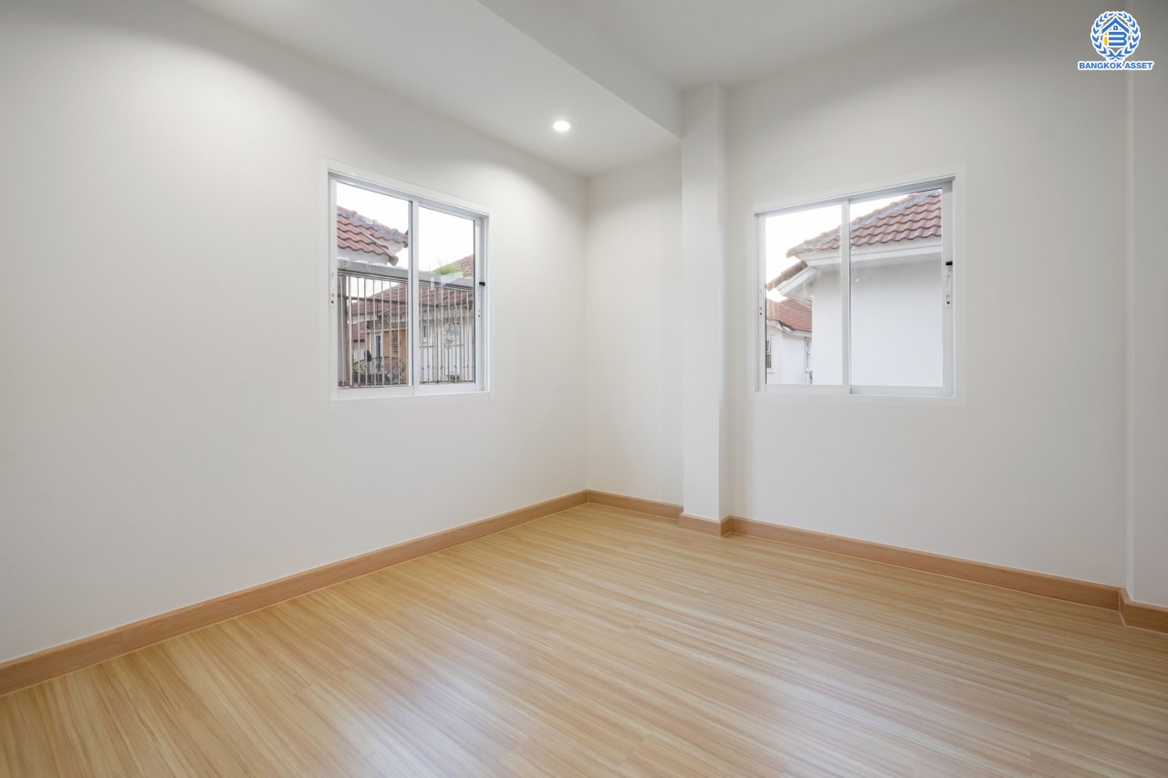 บ้านมือสองตกแต่งใหม่ ม.สิริกานต์3 บางใหญ่-กาญจนาฯ หลังมุม เนื้อที่ 56.8 ตร.ว. ฟังก์ชัน 3 นอน 3 น้ำ จอดรถได้ 2 คัน พื้นที่ใช้สอยกว้างขวาง พร้อมเดินทางสะดวกสบาย ใกล้รถไฟฟ้า "สถานีคลองบางไผ่" และจุดขึ้นทางด่วน "ศรีรัช"